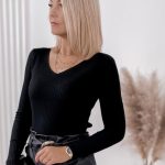 Elegantna ženska majica Clara z V-izrezom in dolgimi rokavi – črna